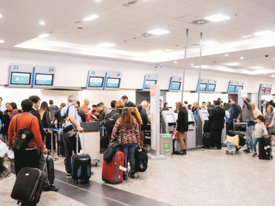 Tanto arribos como partidas, nacionales e internacionales, de Ezeiza y Aeroparque, fueron suspendidos debido a las malas condiciones meteorológicas.