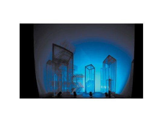 “Pequeña Ciudad” (seis piezas de acrílico, agujas de acupuntura tanzas de nylon e iluminación LED en movimiento), de Dolores Casares.