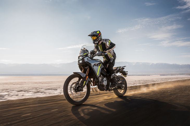 CFMOTO 450MT: una adventure de cilindrada media pensada para el uso mixto, con enfoque en desempeño, electrónica aplicada y capacidades off-road para escapadas y viajes largos CFMOTO 450MT: una adventure de cilindrada media pensada para el uso mixto, con enfoque en desempeño, electrónica aplicada y capacidades off-road para escapadas y viajes largos
