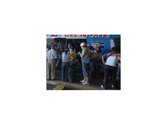 Largas colas en Retiro
