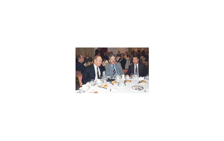 ámbito.com | El vicepremier israelí Ehud Olmert, el ministro Julio De Vido y el embajador Rafael Eldad en el desayuno organizado por la Cámara de Comercio Argentino- Israelí. Hubo promesas mutuas.