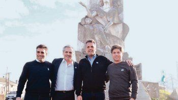 Debut. Alberto Fernández, Sergio Massa, Axel Kicillof y el intendente Facundo López en la primer aparición juntos ayer en Necochea.&nbsp;