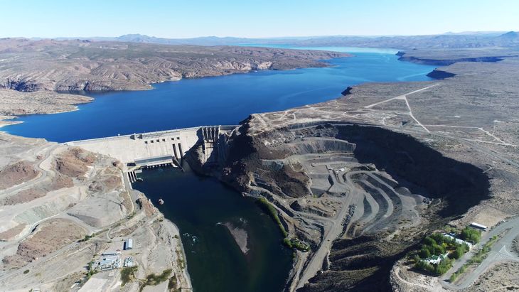 Piedra del Águila es el segundo de cinco embalses sobre el río Limay al noroeste de la región del Comahue, entre las provincias de Río Negro y del Neuquén. El complejo se encuentra a 240 km de San Carlos de Bariloche y a 230 km de la ciudad de Neuquén. 