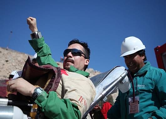 Edison Peña, número 12 en salir, levanta su mano como símbolo de triunfo del rescate