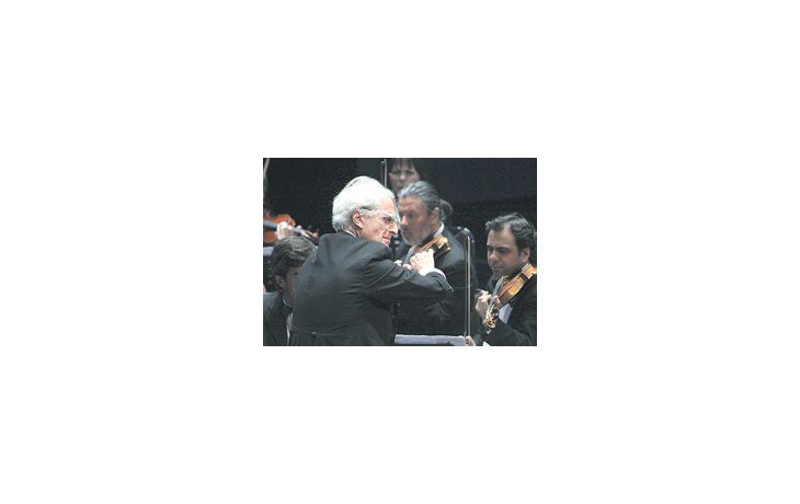 Juan Pablo Izquierdo brindó, con la Orquesta de Cámara de Chile y Horacio Lavandera como solista, notables versiones de Beethoven.