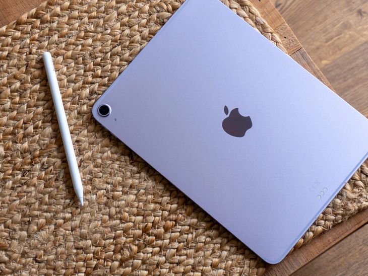Apple lanza al mercado el primer iPod en el 2001.