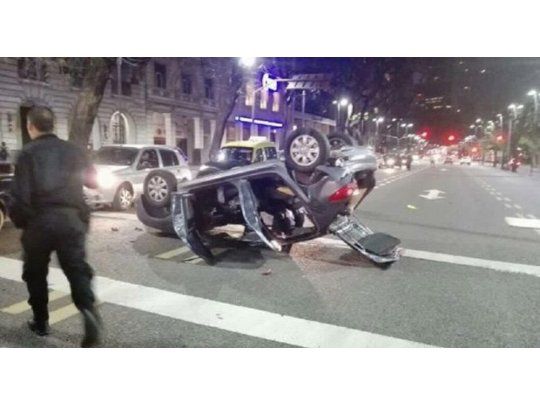 El auto de la pareja quedó volcado en medio de la avenida Leandro N. Além.