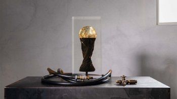 para denunciar corrupcion, un artista ruso diseno una copa del mundo manchada con petroleo qatari