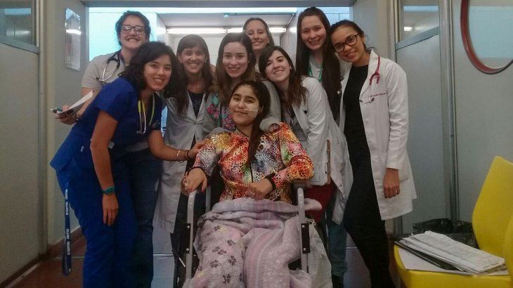 Priscila durante su internación en el Hospital Garrahan con muchas de las médicas que la acompañaron.