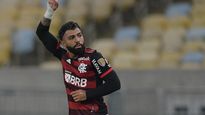 Gabigol marcó de penal el primer gol de Flamengo ante Talleres.
