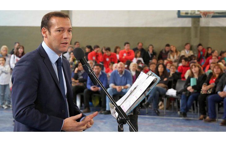 El gobernador de Neuquén, Omar Gutiérrez, fue denunciado por el presunto incumplimiento de deberes de funcionario público por negarse a firmar las escrituras de tierres ya adjudicadas por licitación pública nacional. (VER FOTOGALERÍA)