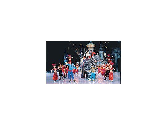 El nuevo espectáculo de Disney on Ice compensa con su gran despliegue visual y muybuenos patinadores los saltos de guión que pueden desconcertar a quienes no vieron losclásicos del cine que recrea.