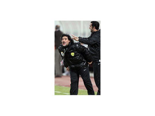 Maradona festeja, su asistente ordena el equipo. Tercer triunfo consecutivo.
