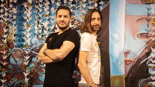 Benjamin Lacombre y Sebastién Perez, los artistas franceses que visitan la Feria del Libro.