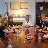 Alejandra Monteoliva con los familiares de Nahuel Gallo. Alejandra Monteoliva con los familiares de Nahuel Gallo.