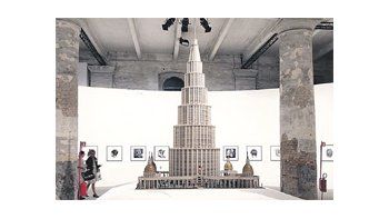 ámbito.com | El “Palacio Enciclopédico” que  da título a Venecia  2013, una edición que nuevamente invita a repensar el modelo de la bienal aparentemente agotado, pero que, en su inmensidad e incluso en su caos, alberga arte digno de ver.