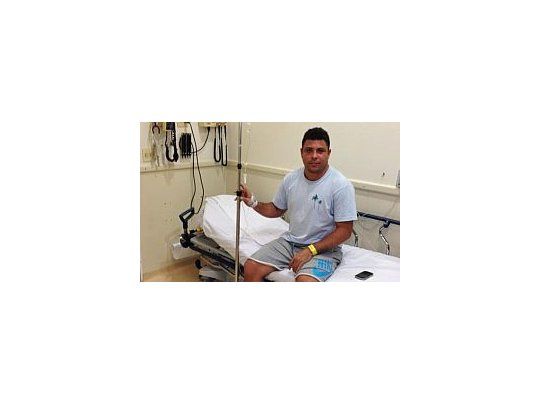 Ronaldo twitteó una foto desde la camilla.