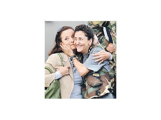 Ingrid Betancourt junto a su madre, Yolanda Pulecio, en elmomento del reencuentro, esperado por más de seis años. Laex rehén dijo gozar de buena salud.