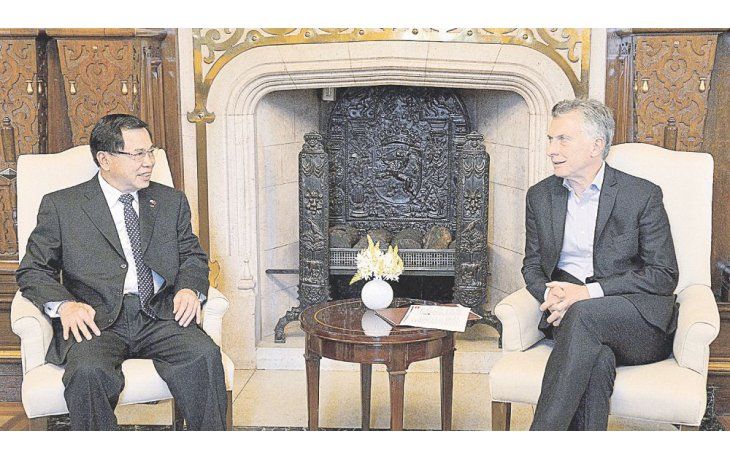 gesto. Mauricio Macri recibió ayer a un empresario en Casa Rosada, en la víspera de la votación en Diputados.