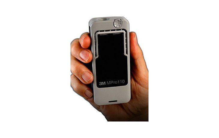 El 3M MPro110 tiene el tamaño de un teléfono celular y proyecta imágenes de hasta 50 pulgadas.