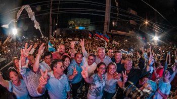 El gobernador electo Raúl Jalil y la mandataria saliente y diputada nacional electa, Lucía Corpacci, durante los festejos tras un triunfo histórico en Catamarca.