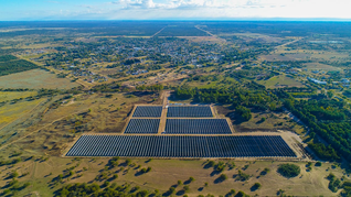 La apuesta pampeana es clara: transformar la energía renovable en infraestructura económica. No solo producir electricidad limpia, sino utilizarla como una herramienta para atraer industrias, generar empleo y cambiar la matriz productiva de una provincia históricamente ligada al campo. La apuesta pampeana es clara: transformar la energía renovable en infraestructura económica. No solo producir electricidad limpia, sino utilizarla como una herramienta para atraer industrias, generar empleo y cambiar la matriz productiva de una provincia históricamente ligada al campo.