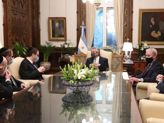 Alberto Fernández junto a las autoridades de AMIA.