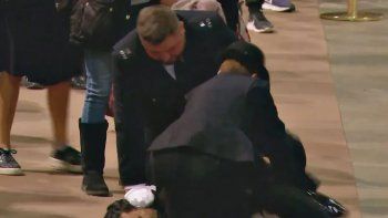 tension en reino unido: un hombre se arrojo sobre el ataud de la reina isabel ii