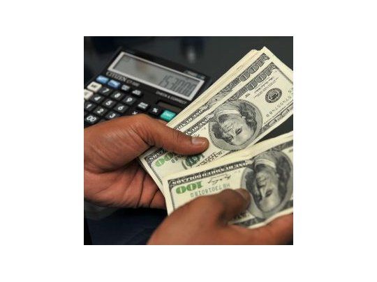 En medio de una débil demanda, el dólar cayó 18 centavos a $ 13,68