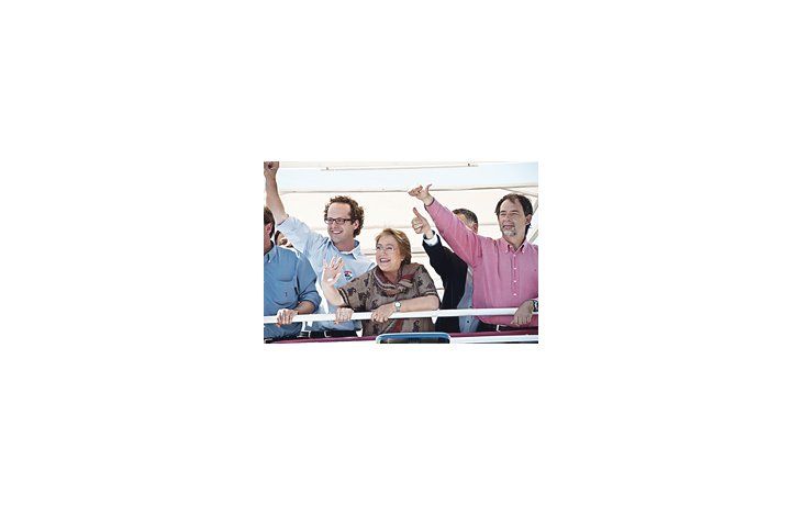ámbito.com | Michelle Bachelet protagonizó ayer una caravana de campaña en Santiago, sin confiarse en las encuestas que la dan como ganadora por amplio margen. Intentará asegurar su triunfo el domingo y evitar un balotaje.