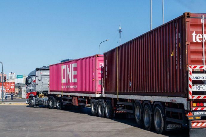 Un bitren puede alcanzar hasta 30 metros de largo y transportar entre 60 y 75 toneladas.