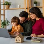 Familia inquilina hace cuentas para ver si pueden acceder a un crédito hipotecario para poder comprar su hogar propio Familia inquilina hace cuentas para ver si pueden acceder a un crédito hipotecario para poder comprar su hogar propio