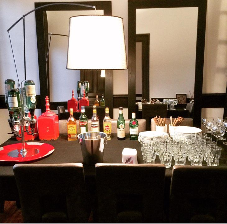 Comedor del departamento en venta, con ambientación contemporánea y bebidas para distintos tragos Comedor del departamento en venta, con ambientación contemporánea y bebidas para distintos tragos