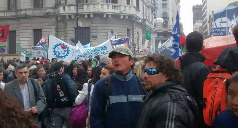 Masiva Marcha Federal en Plaza de Mayo contra ajuste y despidos (foto 10)