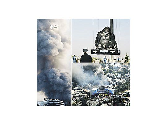 La columna de humo se podía apreciar desde varios kilómetros del lugar donde están ubicadoslos estudios Universal. Una de las maquetas utilizadas para «King Kong» pudo ser salvada.