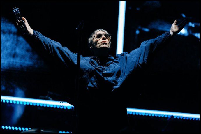 Liam Gallagher, con una voz impecable, se brindó a su público. Liam Gallagher, con una voz impecable, se brindó a su público.