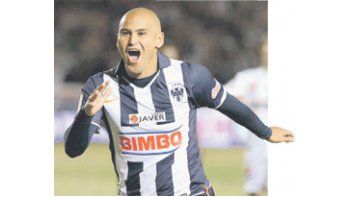 Humberto Suazo quiere pasar a Boca, pero el Monterrey no lo quiere ceder a préstamo y lo sancionaría por no presentarse.