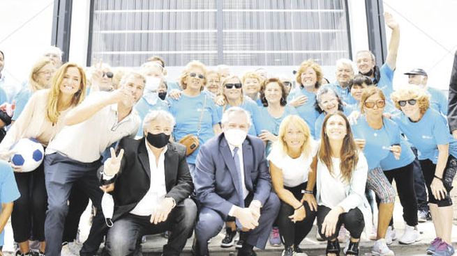 Festejo. Alberto Fernández inauguró ayer un centro polideportivo en Santa Clara del Mar.
