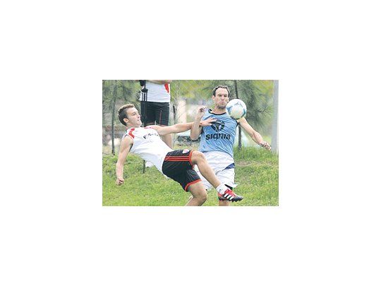 Mauro Matos pelea con Leandro González Pírez. All Boys les ganó 3 a 2 a los suplentes de River.