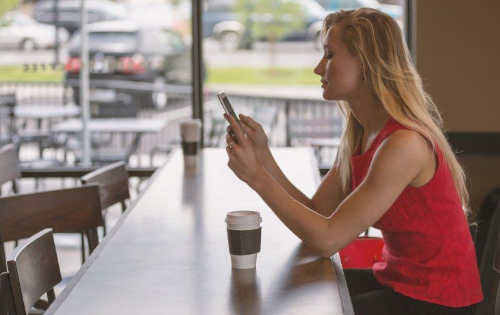 Aunque los consumidores masculinos y femeninos utilizan las aplicaciones de la misma manera, los hombres usan ligeramente más apps móviles que las mujeres.