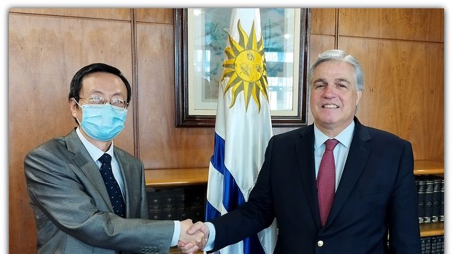 El canciller Francisco Bustillo se reunión con el embajador chino en Uruguay, Wang Gang.