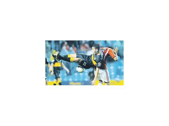 Leandro Paredes intenta una chilena, pero no le acierta a la pelota. Boca y Estudiantes aburrieron en la Bombonera.