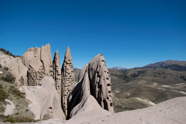 El Cerro La Buitrera no es uno de los lugares más concurridos por el turismo nacional. El Cerro La Buitrera no es uno de los lugares más concurridos por el turismo nacional.