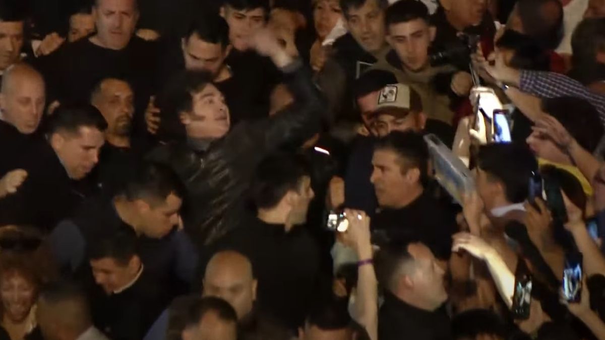 Buses, militants and lions: behind the scenes of Javier Milei in Parque Lezama