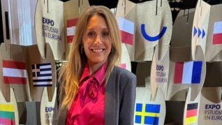 Bettina Julieta Angeletti, esposa de Adorni. Bettina Julieta Angeletti, esposa de Adorni.