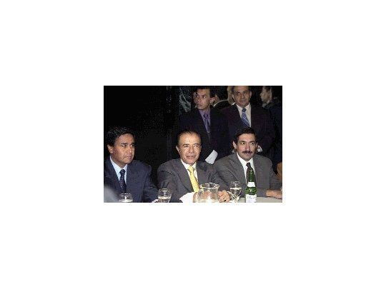 Angel Maza junto a Carlos Menem, en una reunión de dirigentes políticos del interior del país en el Hotel Presidente de la Capital Federal, donde el menemismo tiene su sede de campaña.