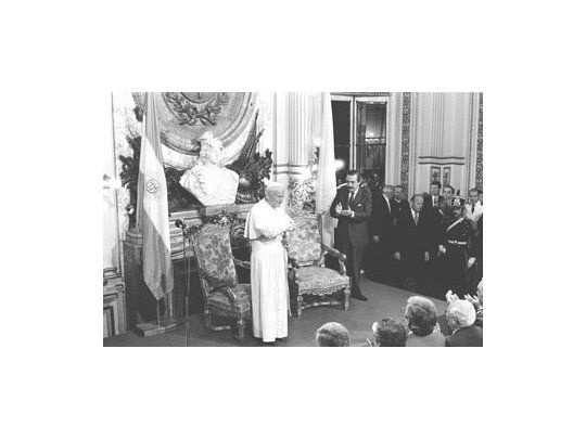 El papa Juan Pablo II es recibido en la Casa de Gobierno por el presidente Alfonsín, en abril de 1987.