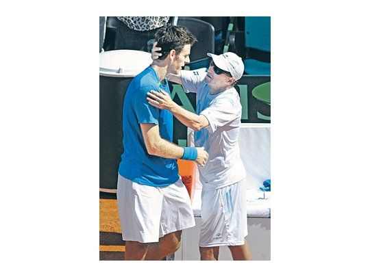 El abrazo entre Jaite y Del Potro tras la obtención del punto decisivo. El capitán destacó la calidad de Delpo, Mónaco y Nalbandian como la notoria diferencia respecto de los croatas.