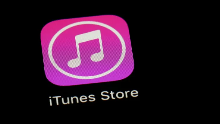 Apple lanza al mercado en el 2003 su servicio de iTunes Store. Apple lanza al mercado en el 2003 su servicio de iTunes Store.