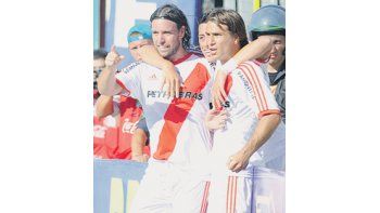 El abrazo de Fernando Cavenaghi y Leonardo Ponzio, en el festejo del gol de River. Después empataría Cisterna, en una jugada con mil rebotes.